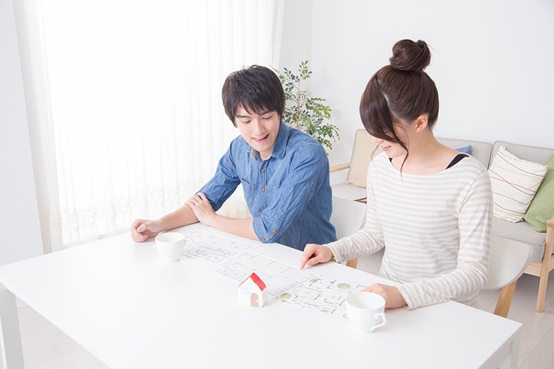 同棲の間取りを考えるカップル