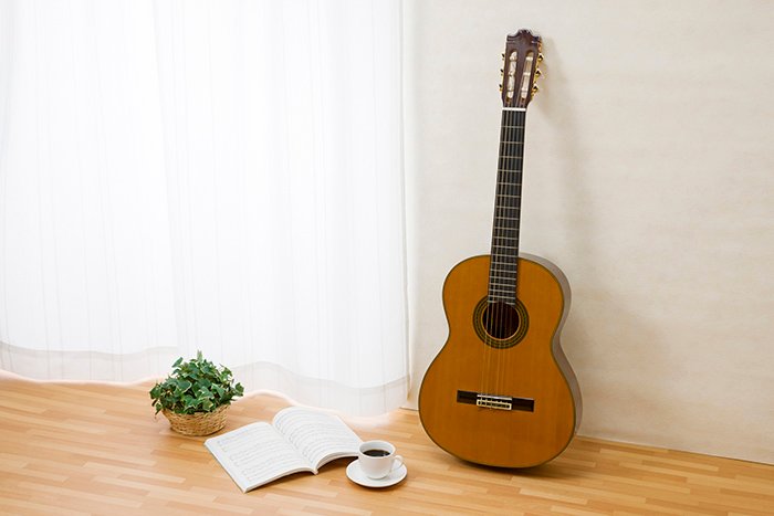 防音性の高い賃貸マンションの室内にある楽器