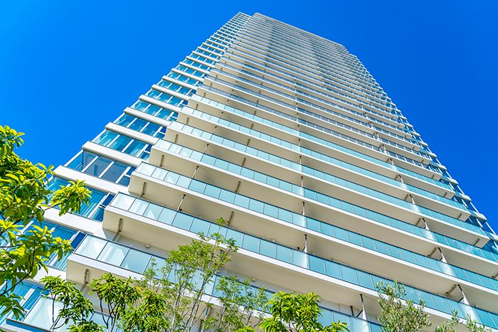 地上から見上げるタワーマンション