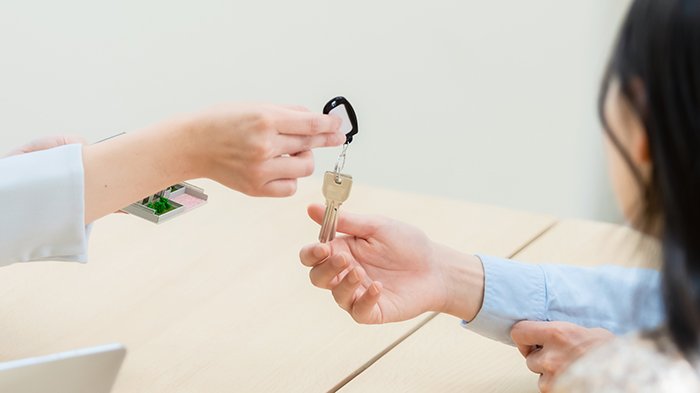 賃貸の鍵を受け渡すイメージ