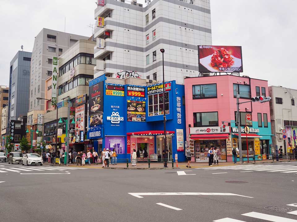 新大久保の交差点。韓国料理の飲食店や雑貨屋が密集している。