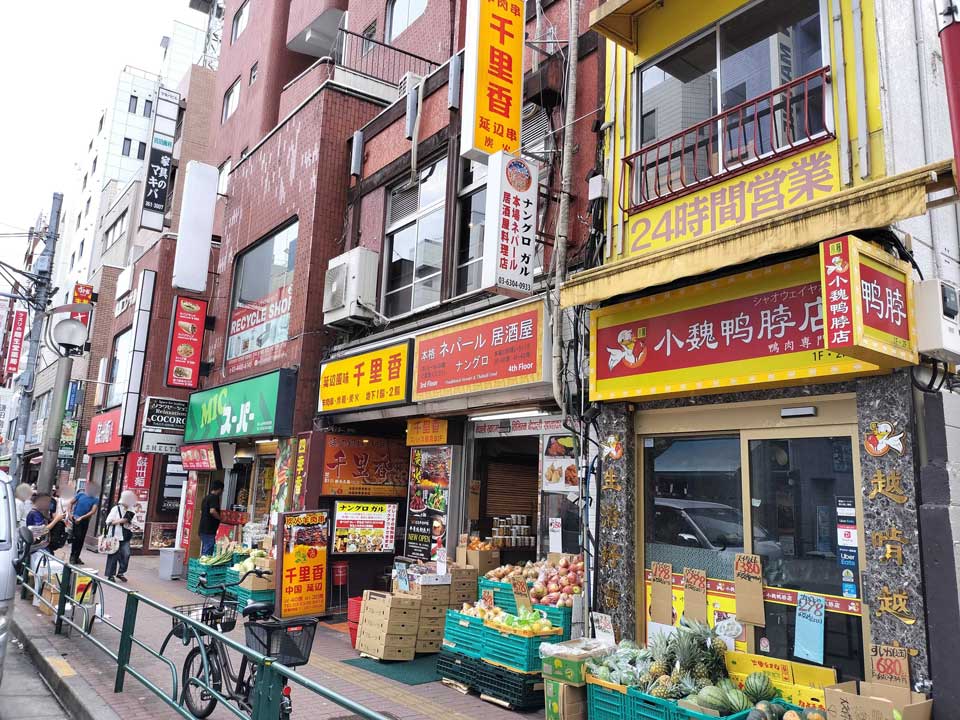 大久保の食料品店。各国の食材が充実しており、当然日本人も買い物することができる。